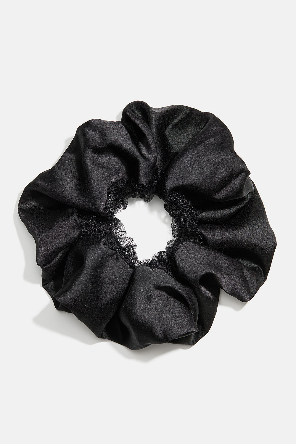 Svart scrunchie i sidenimitation och spetsdetalj