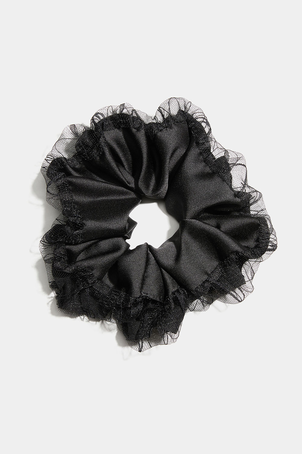 Svart scrunchie i sidenimitation och spetsdetalj