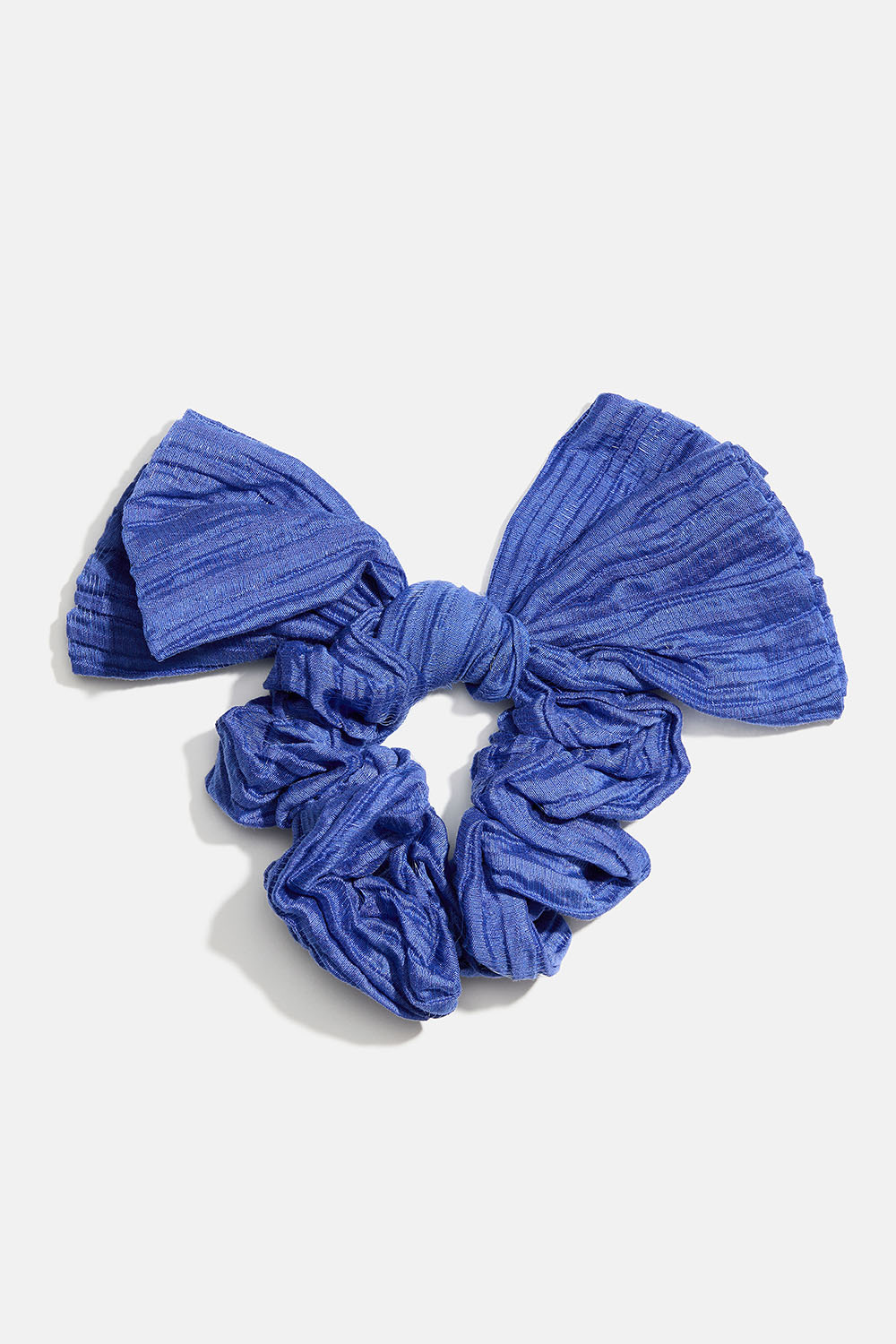 Blå plisserad scrunchie med rosett