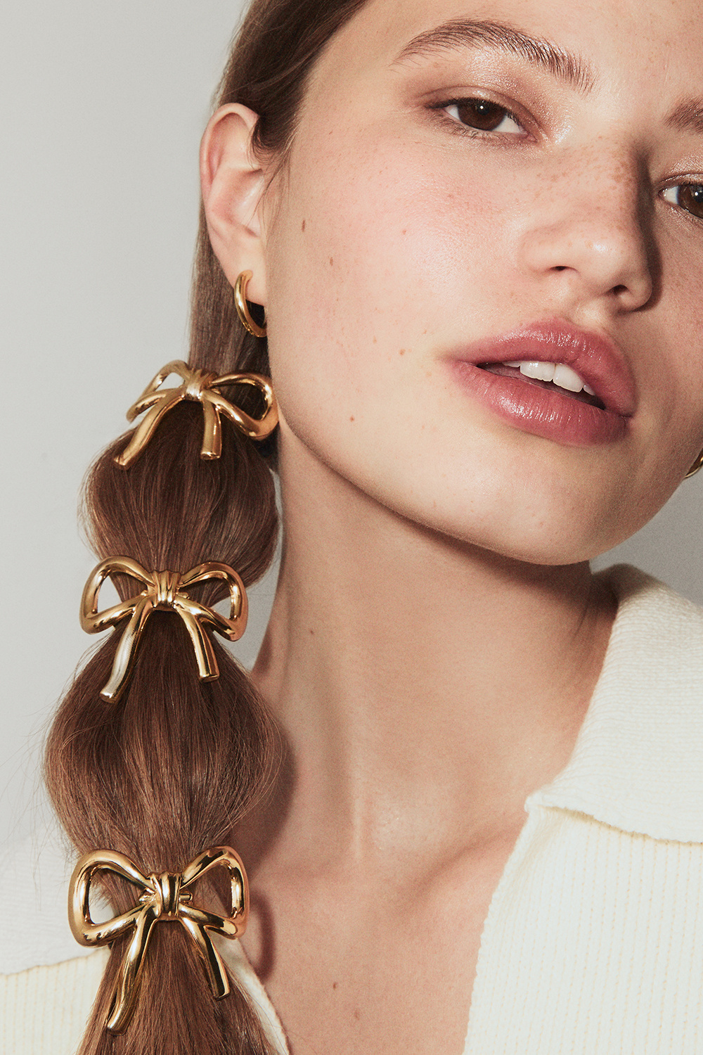 Hårsnodd med rosett i guldig metall