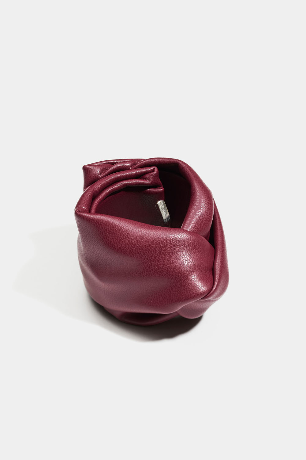 Vinröd toffsdekoration med knut