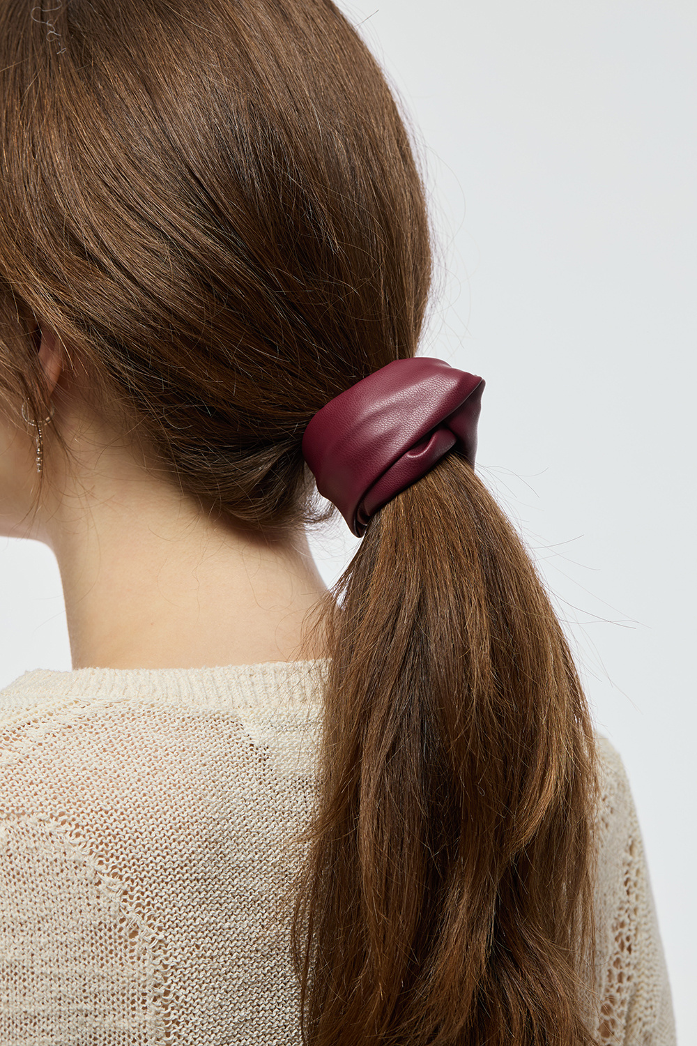 Vinröd toffsdekoration med knut