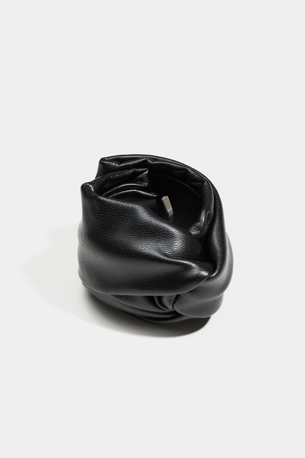 Svart toffsdekoration med knut