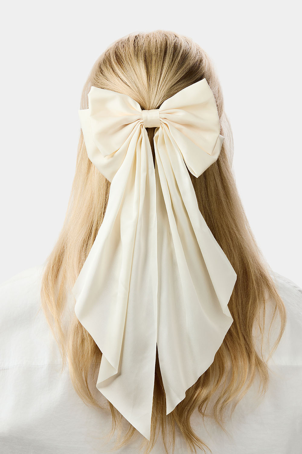 Hårspänne med stor vit rosett i sidenimitation