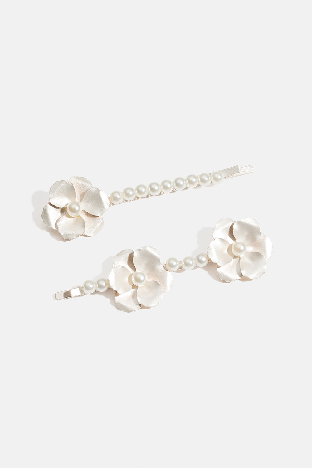 Hårnålar med vita blommor och pärlor, 2-pack