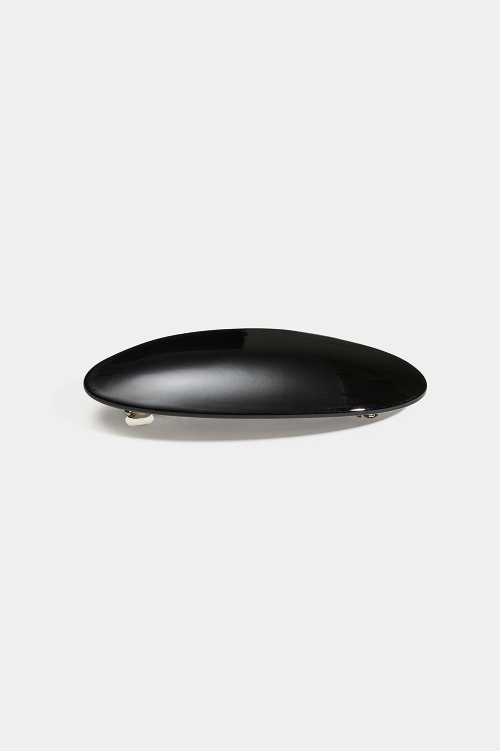 Hårspänne med oval detalj i svart
