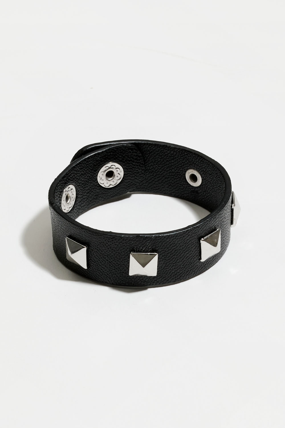 Armband i imitationsläder och nitar