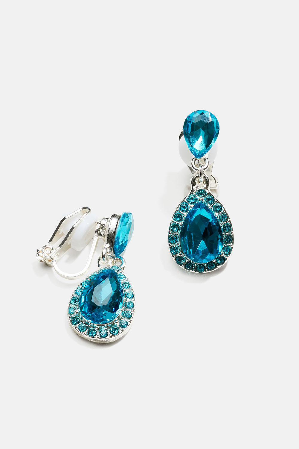 Clipsörhängen med blå dropformade stenar