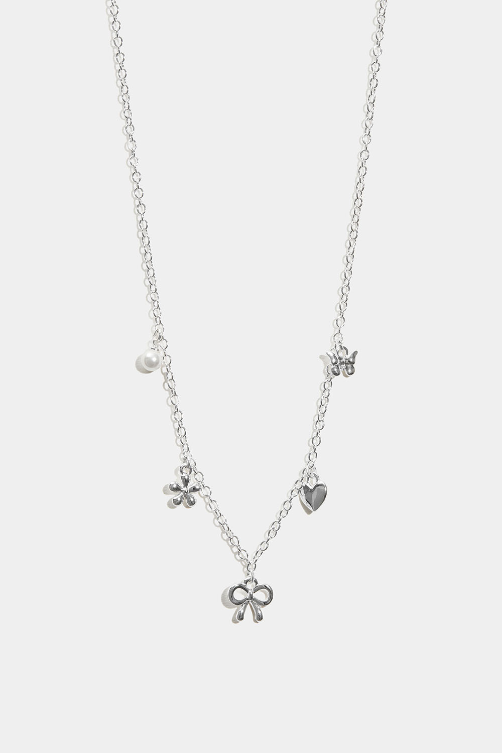 Halsband med olika hängen av fjäril, hjärta, rosett, blomma och pärla