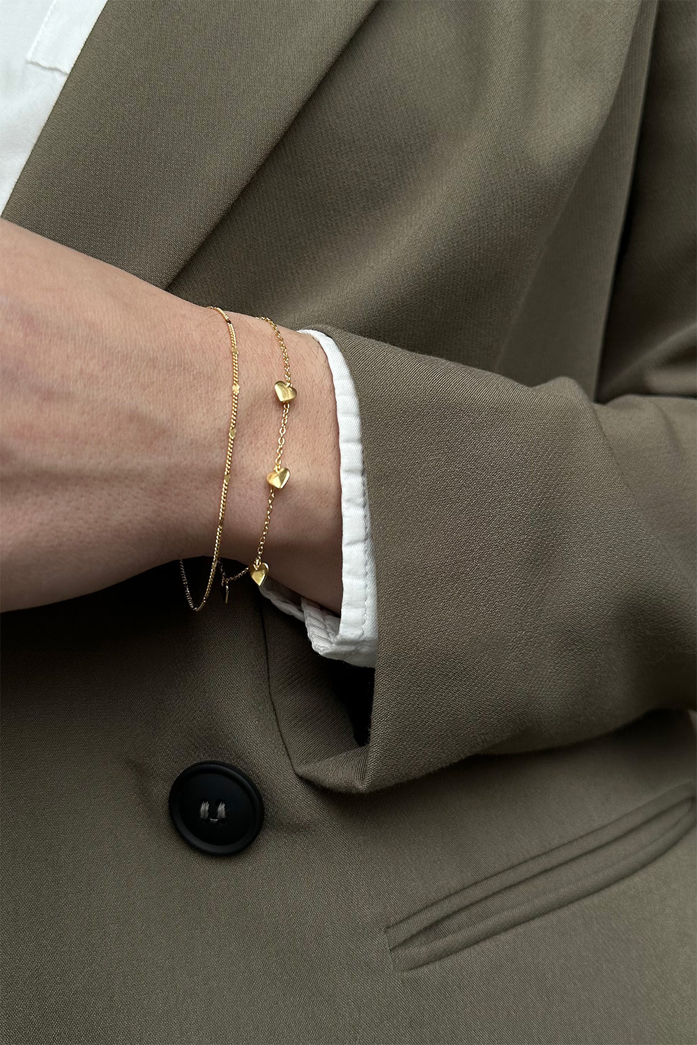 Armband i 18k guldpläterat äkta silver med små hjärtan