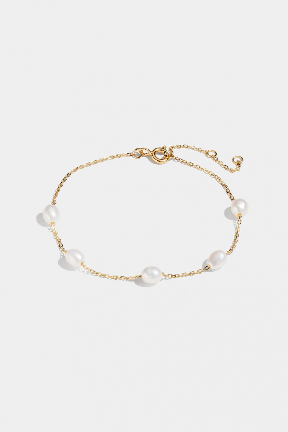 Armband i 18k guldpläterat silver med sötvattenspärlor