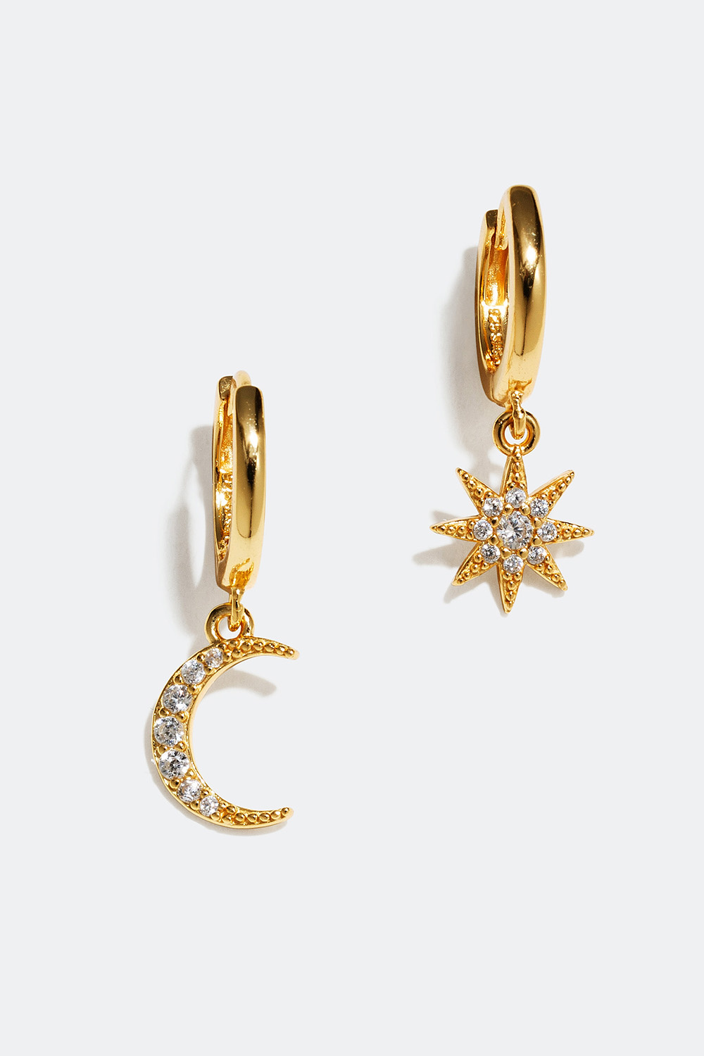 Hoops med hänge i form av måne och stjärna, förgyllda med 18K guld, 1 cm