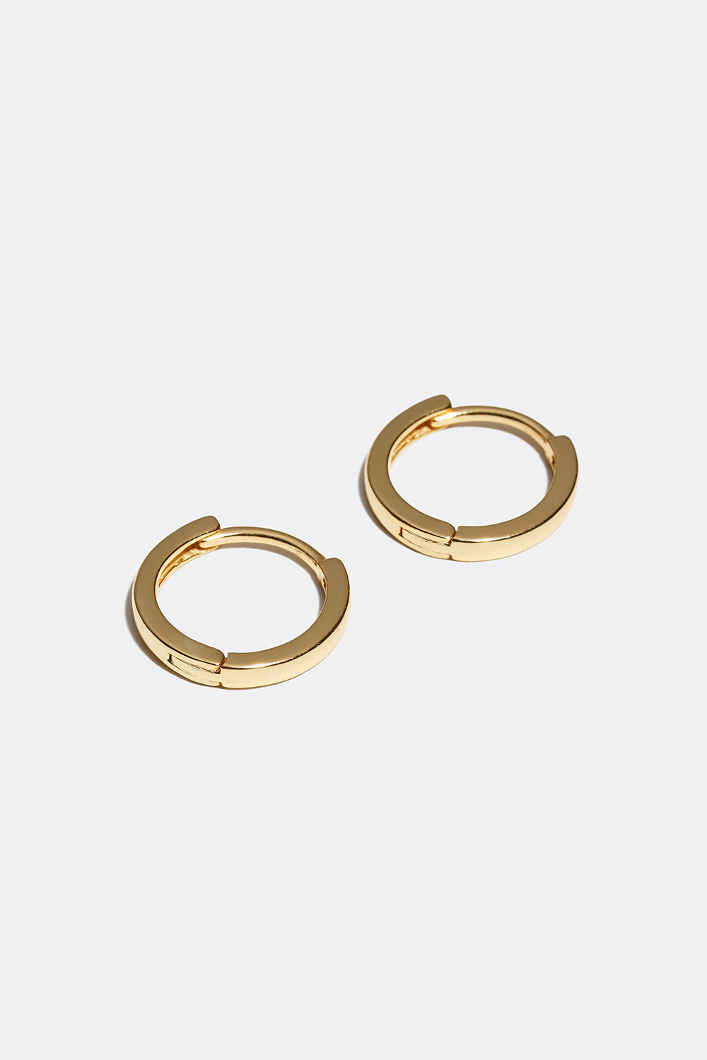 Små platta hoops förgyllda med 18K guld, 1 cm