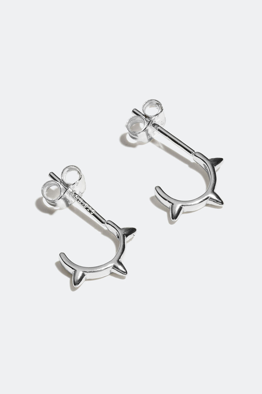 Mini halv-hoops i äkta silver med nitar
