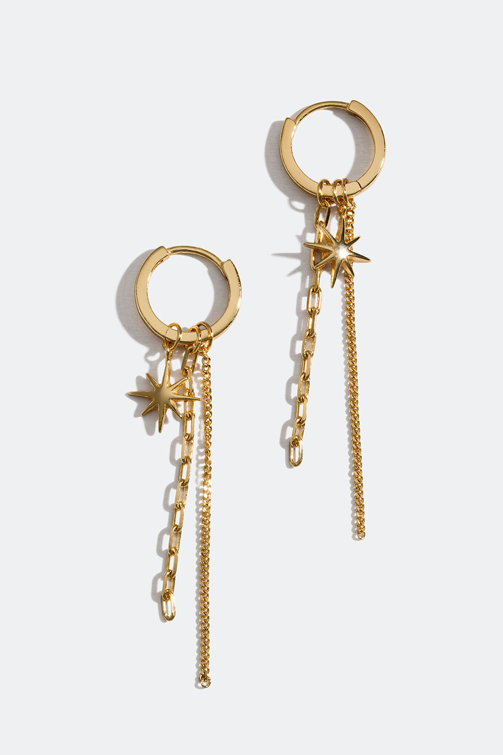 Små hoops i 18k guldpläterat äkta silver med stjärnor och länkar