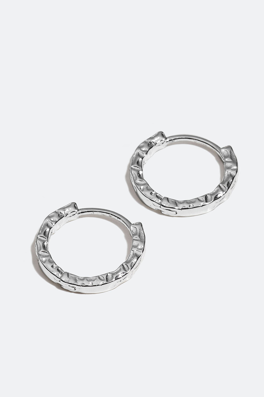 Hoops i äkta silver med hamrad design
