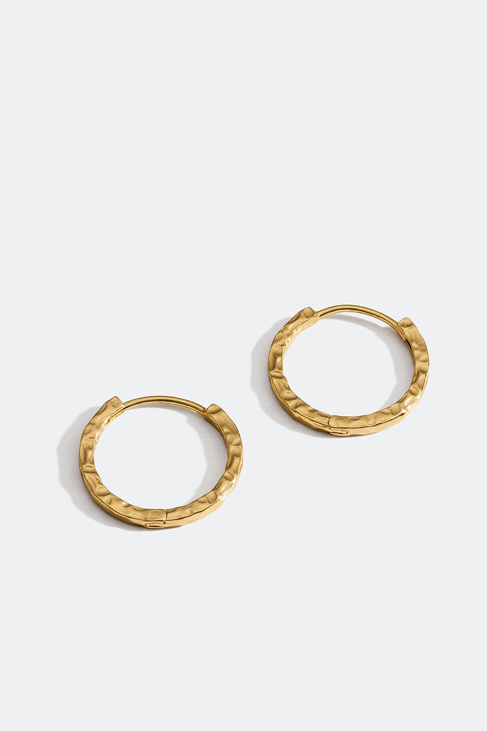 Hamrade hoops i 18k guldpläterat äkta silver