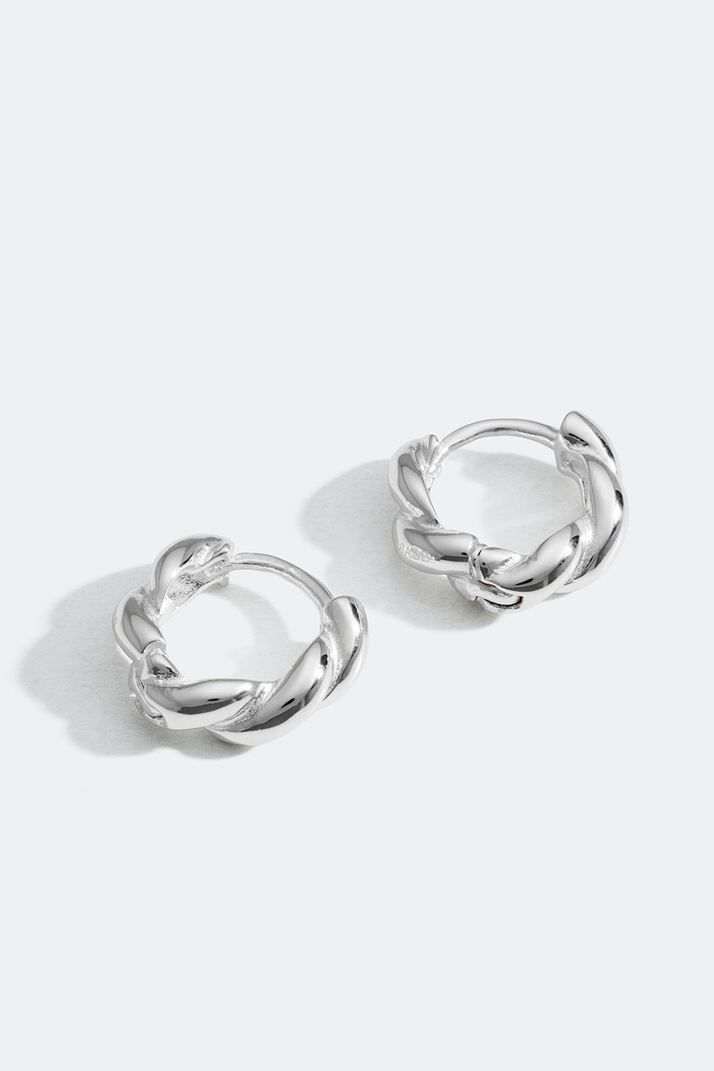 Små hoops i äkta silver med tvinnad design