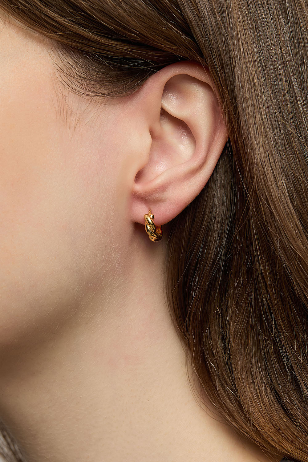 Små hoops i 18k guldpläterat äkta silver med tvinnad design