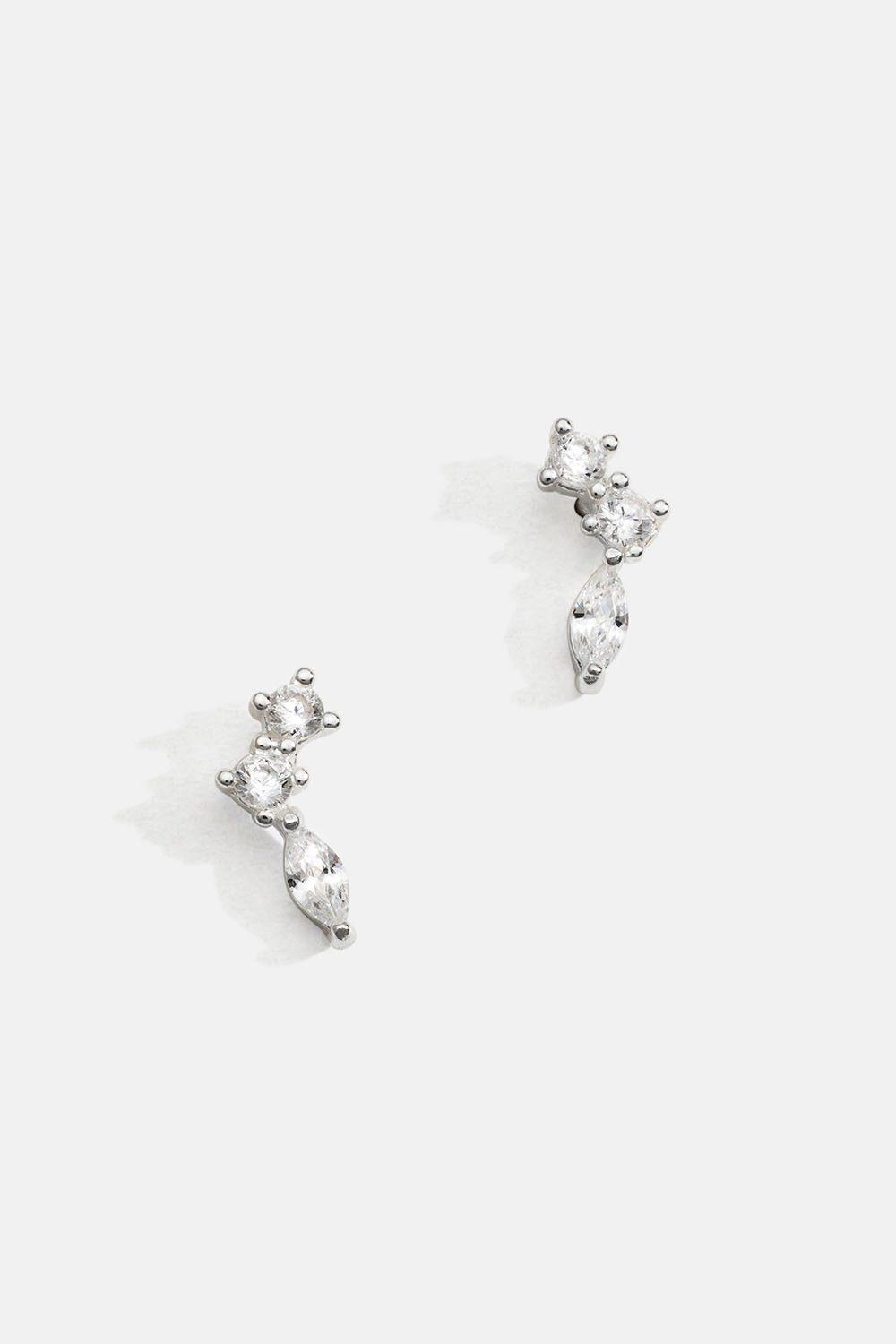 Studs i äkta silver med Cubic Zirconia i vinklad design