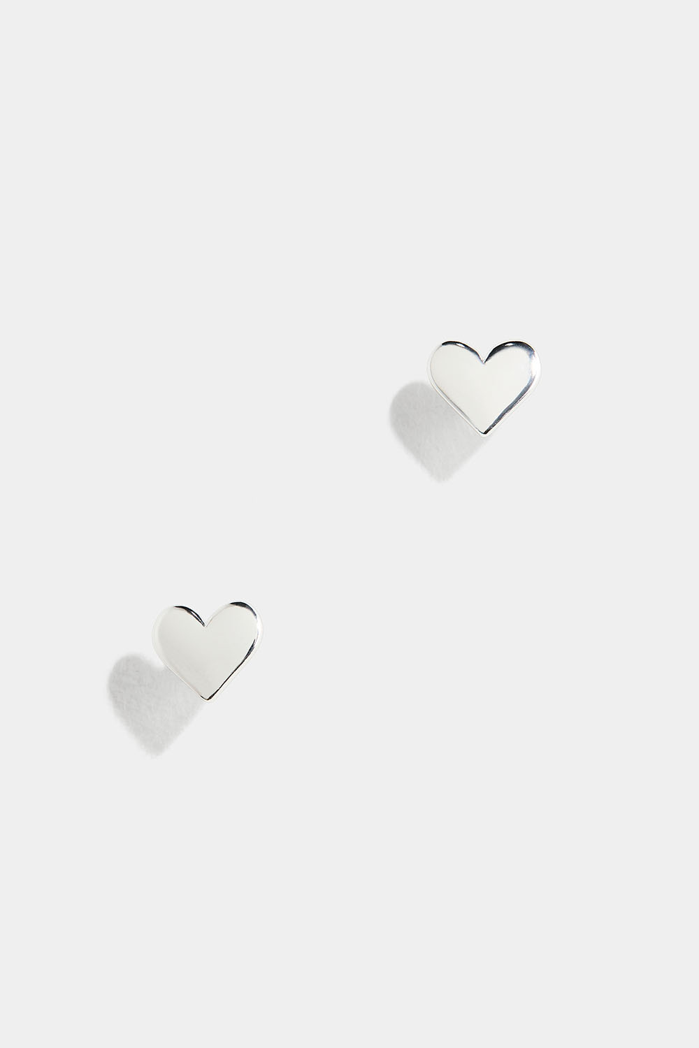 Små platta hjärtformade studs i äkta silver