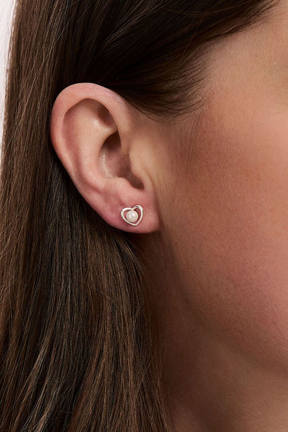 Studs i äkta silver med hjärtform och pärla