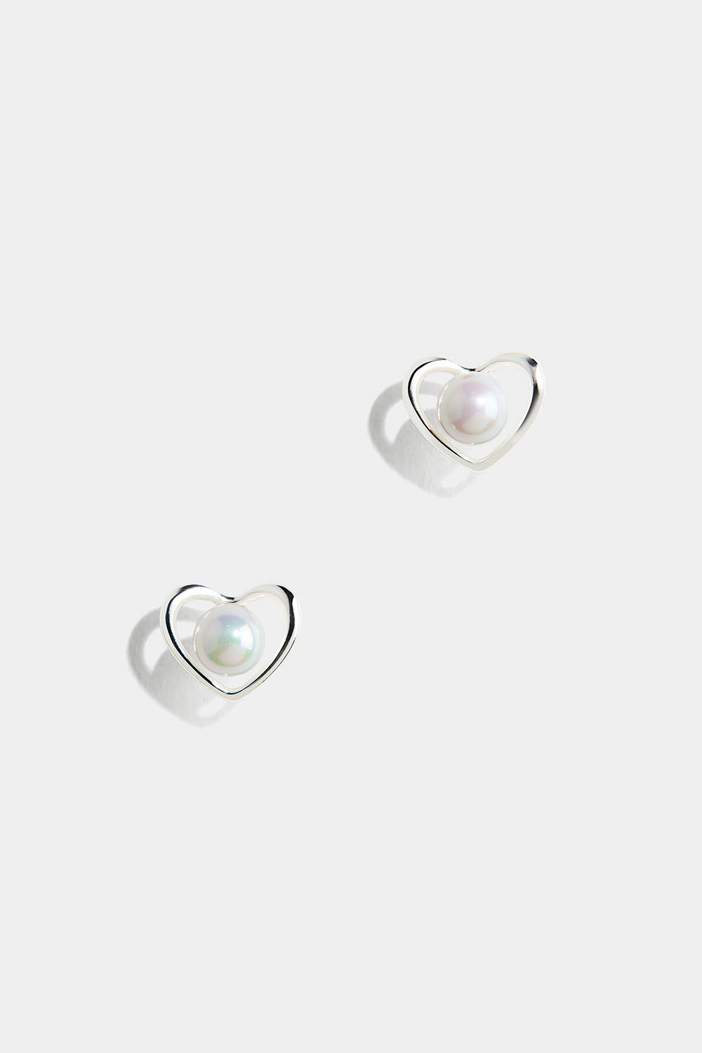 Studs i äkta silver med hjärtform och pärla