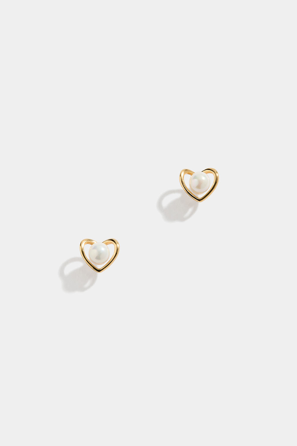 Studs i guldpläterat silver i hjärtform med pärla