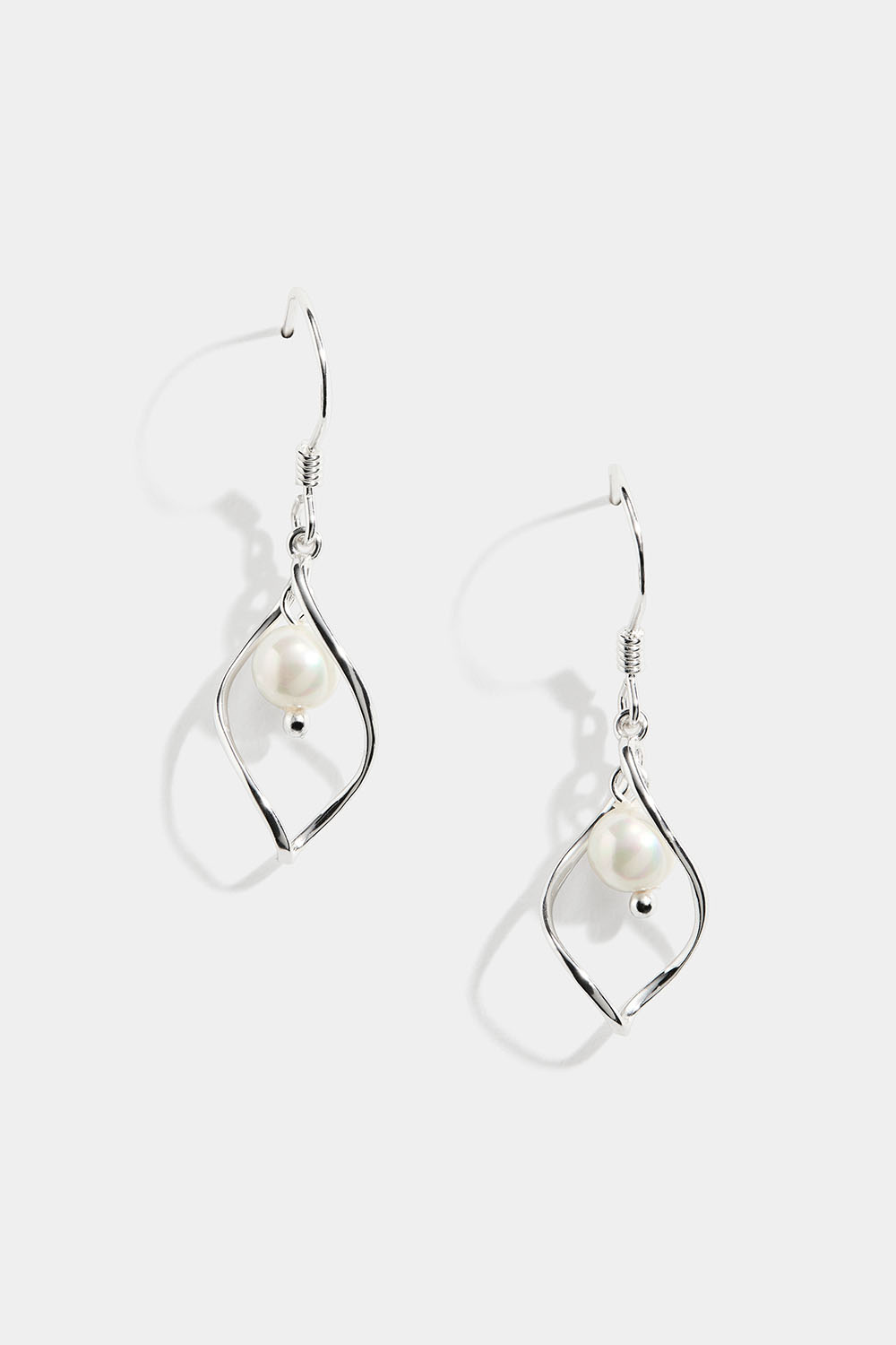 Tvinnade örhängen i äkta silver med sötvattenspärla
