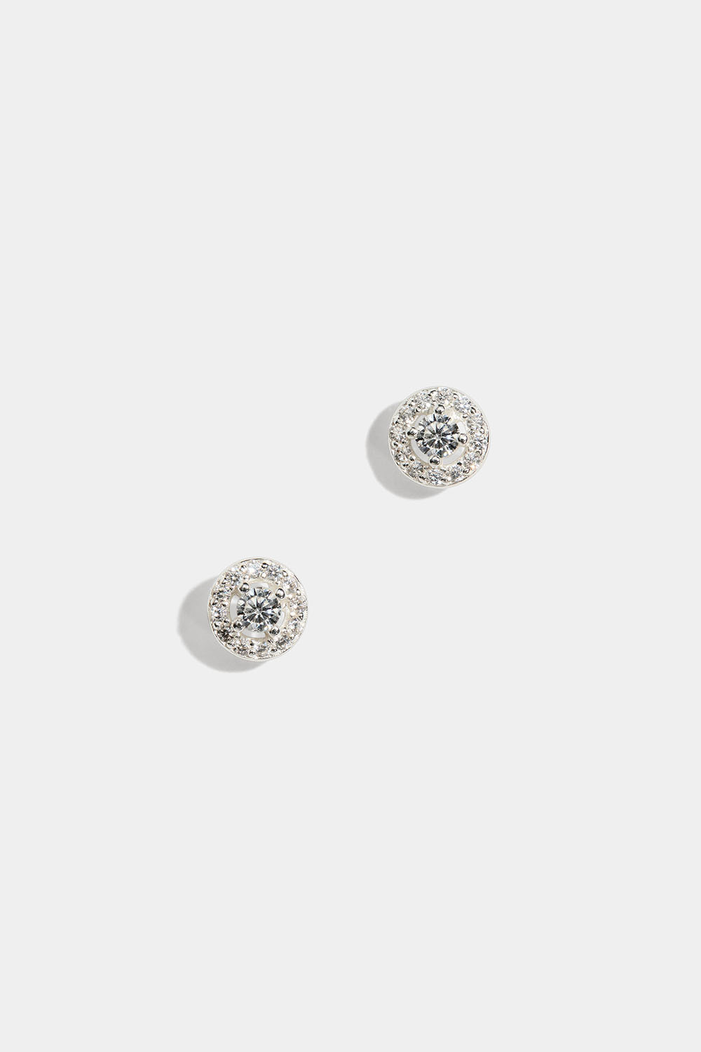 Runda studs i äkta silver med cirkel av Cubic Zirconia