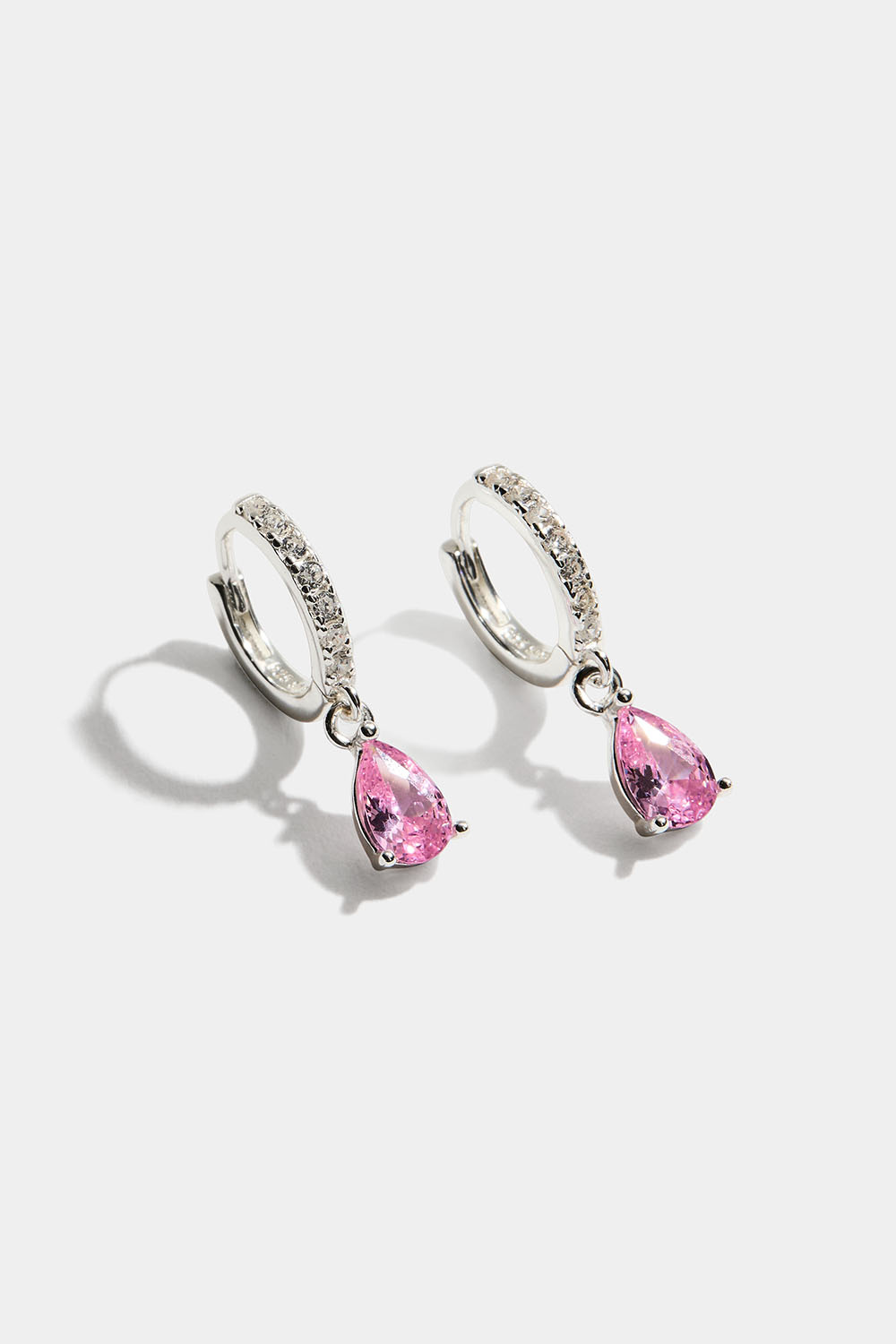 Mini hoops i äkta silver med rosa droppformade hängen