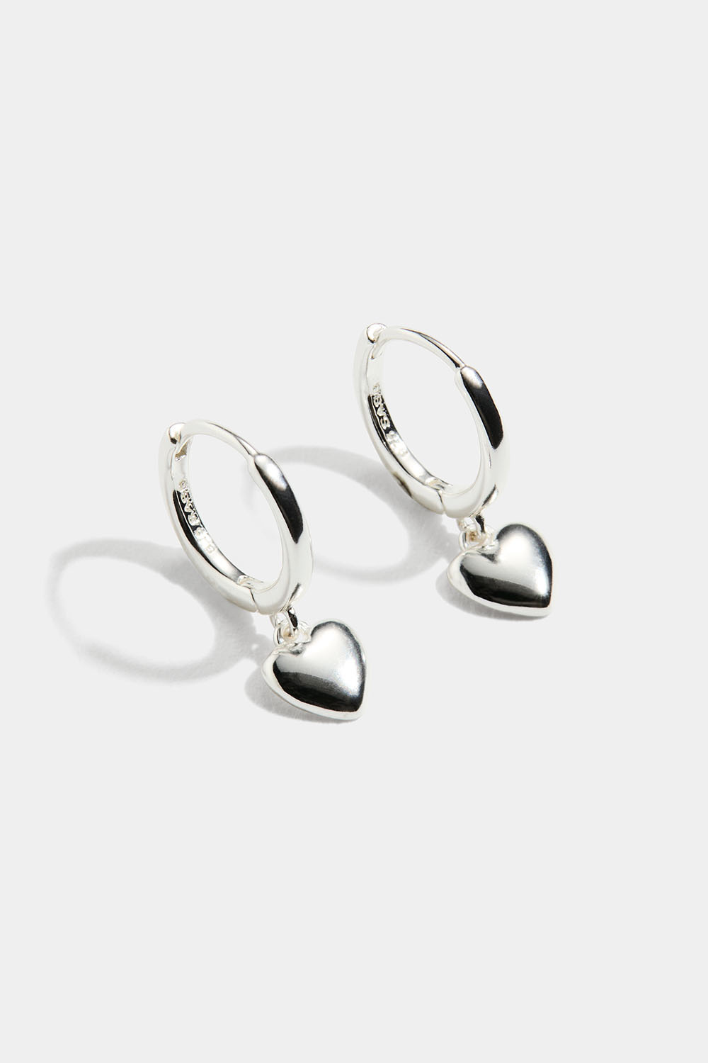 Hoops i äkta silver med hängande hjärtan