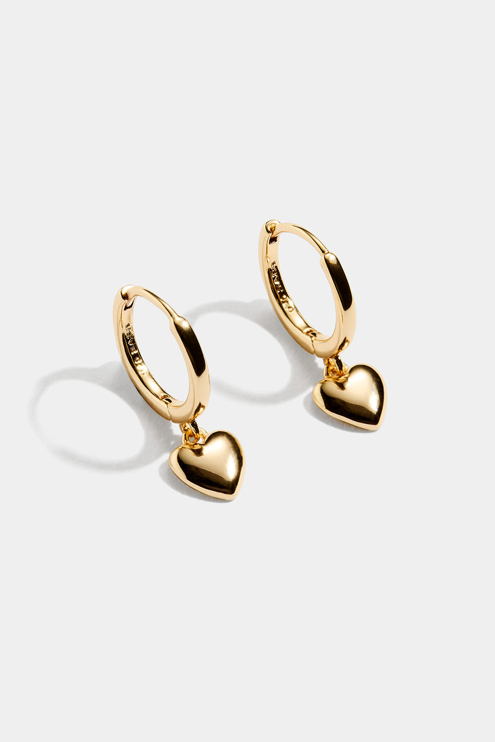 Hoops i 18k guldpläterat äkta silver med hängande hjärtan