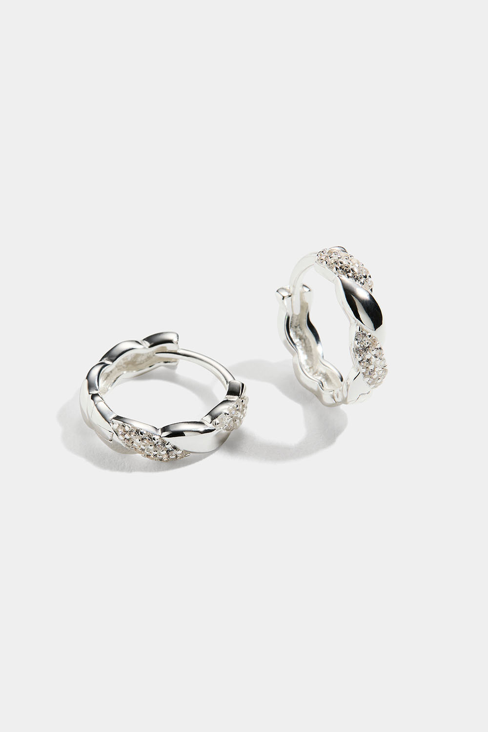 Små hoops i äkta silver med tvinnad design och Cubic Zirconia