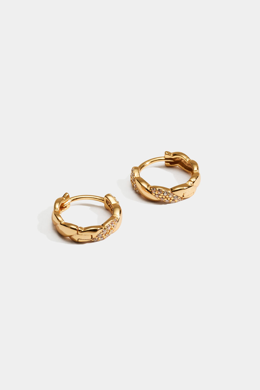 Små hoops i 18k guldpläterat äkta silver med tvinnad design och Cubic Zirconia