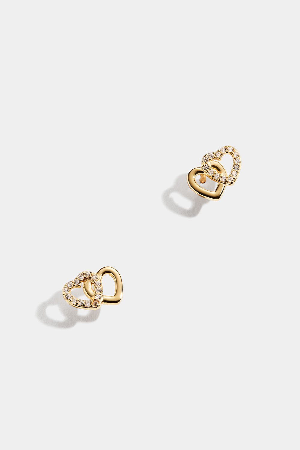Studs i 18k gudlpläterat äkta silver med två hjärtan och Cubic Zirconia