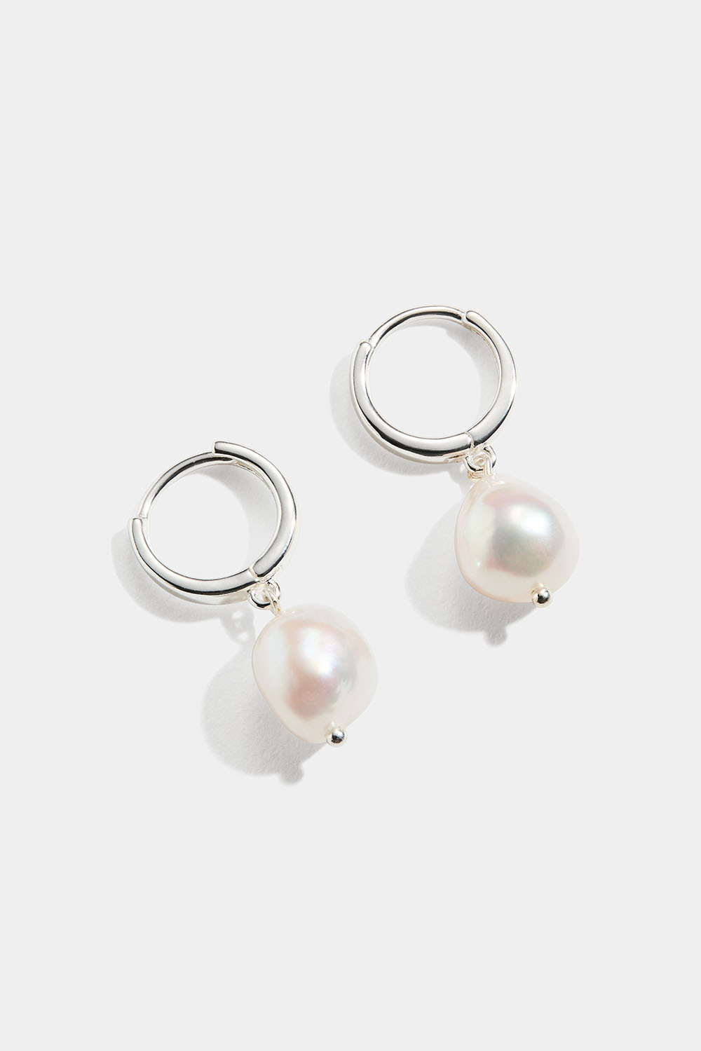 Små hoops i äkta silver med sötvattenspärla