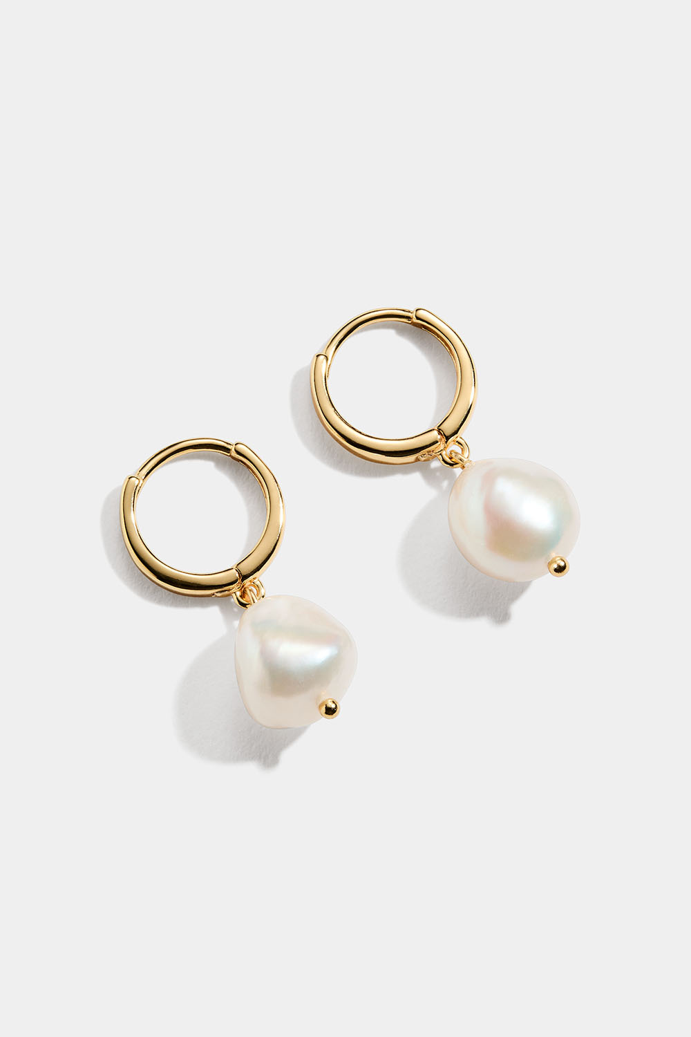 Små hoops i 18k guldpläterat äkta silver med sötvattenspärla