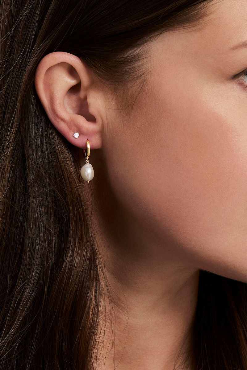 Små hoops i 18k guldpläterat äkta silver med sötvattenspärla