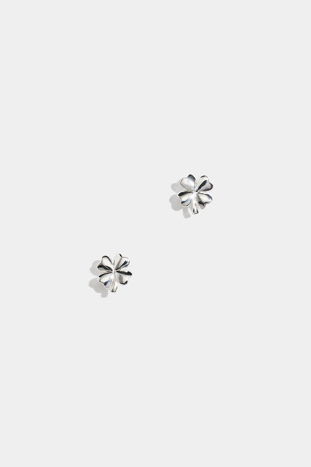 Små silverstuds i form av fyrklöver