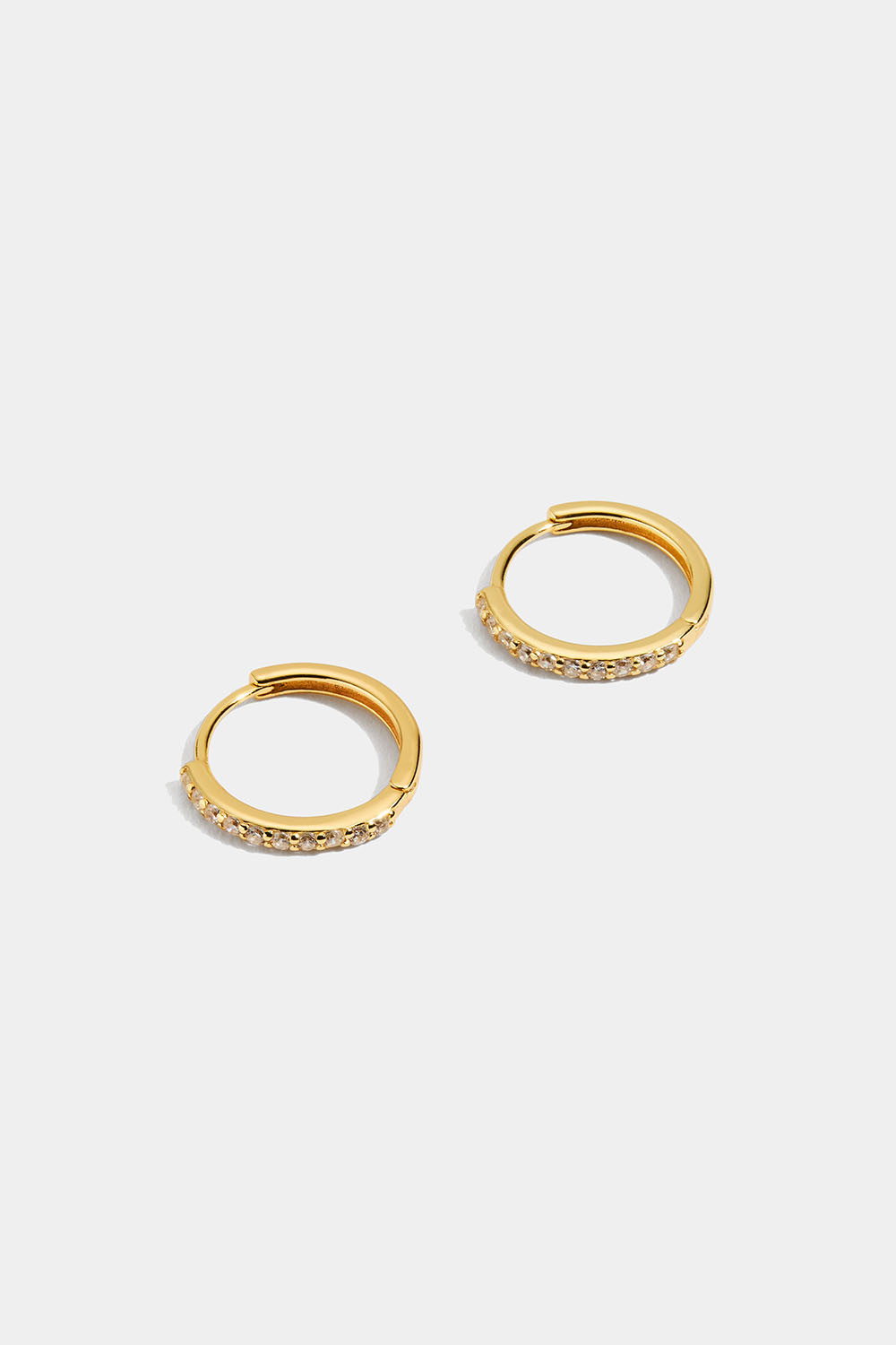Hoops i 18k guldpläterat silver med rad av Cubic Zirconia