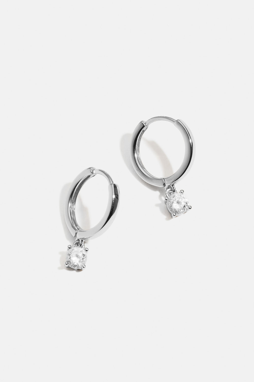 Hoops i äkta silver med rund Cubic Zirconia