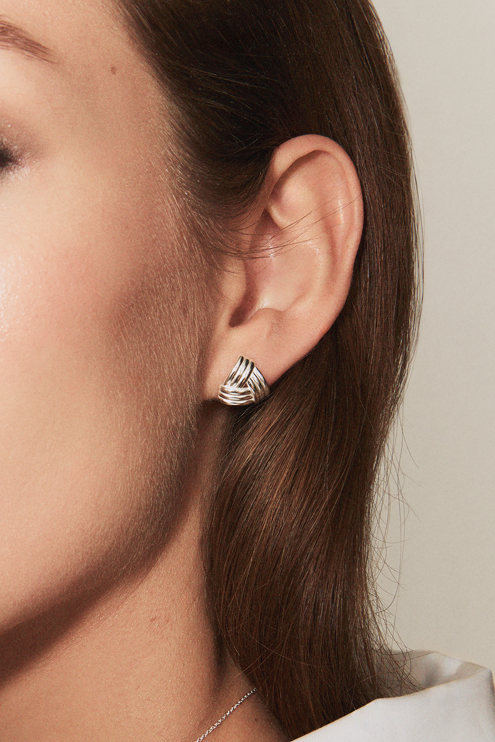 Räfflade triangelformade örhängen i äkta silver 