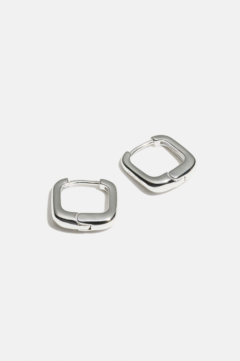 Större kvadratiska hoops i äkta silver