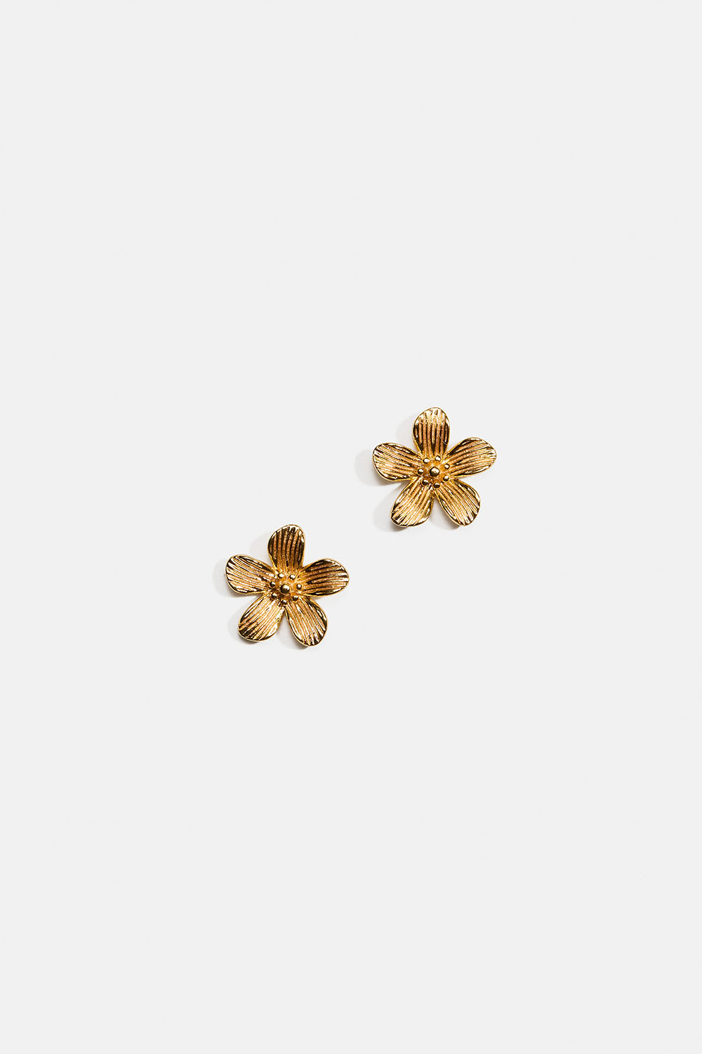 Studs i 18k guldpläterat äkta silver med texturerade blommor