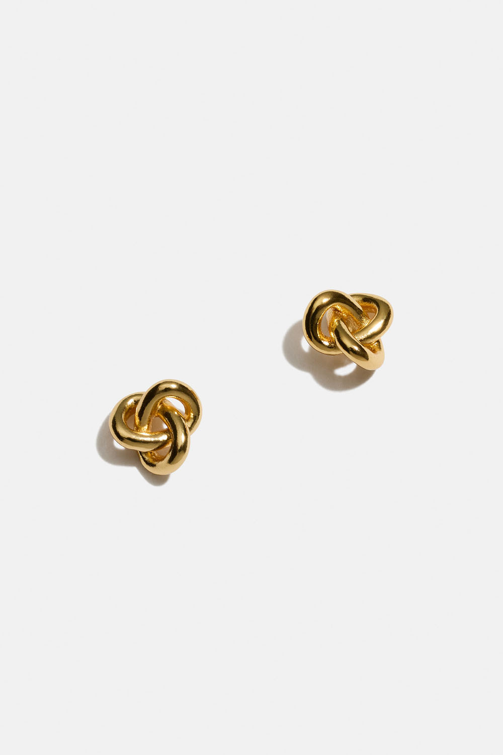 Studs i 18k guldpläterat äkta silver med knut