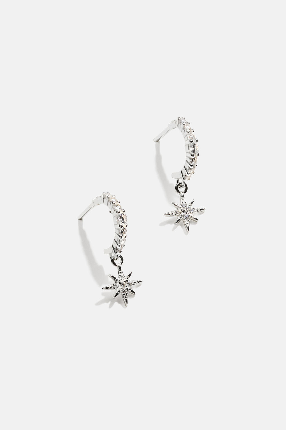 Hoops i äkta silver med små hängande stjärnor och Cubic Zirconia