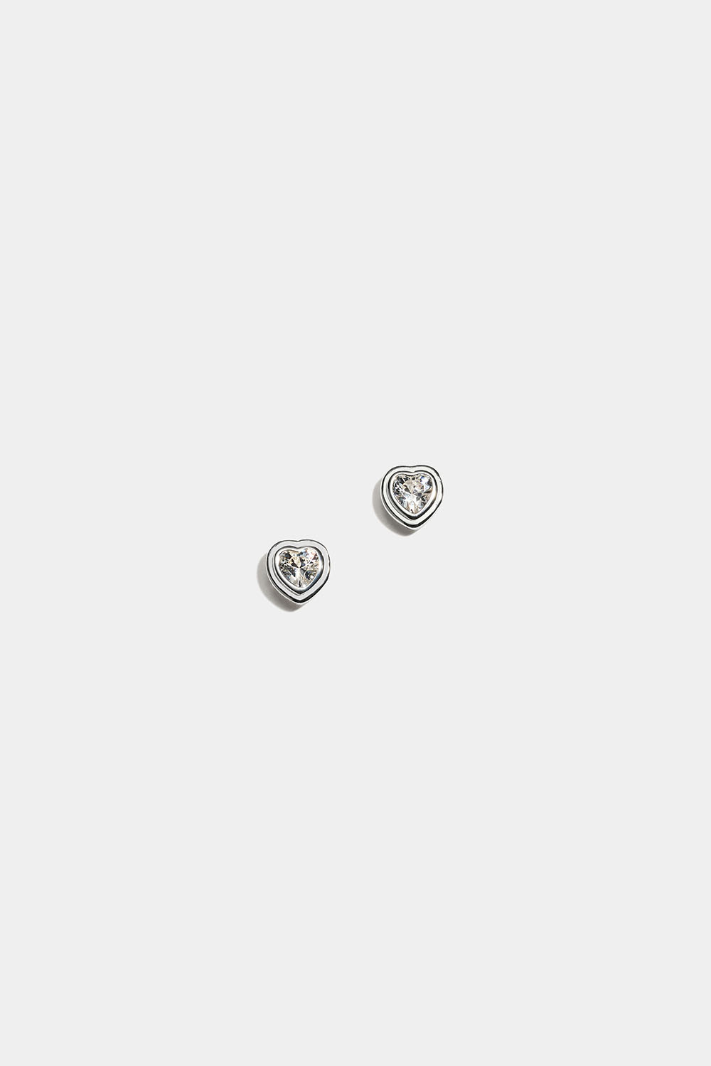 Studs i äkta silver med dubbelkant och hjärtformad Cubic Zirconia