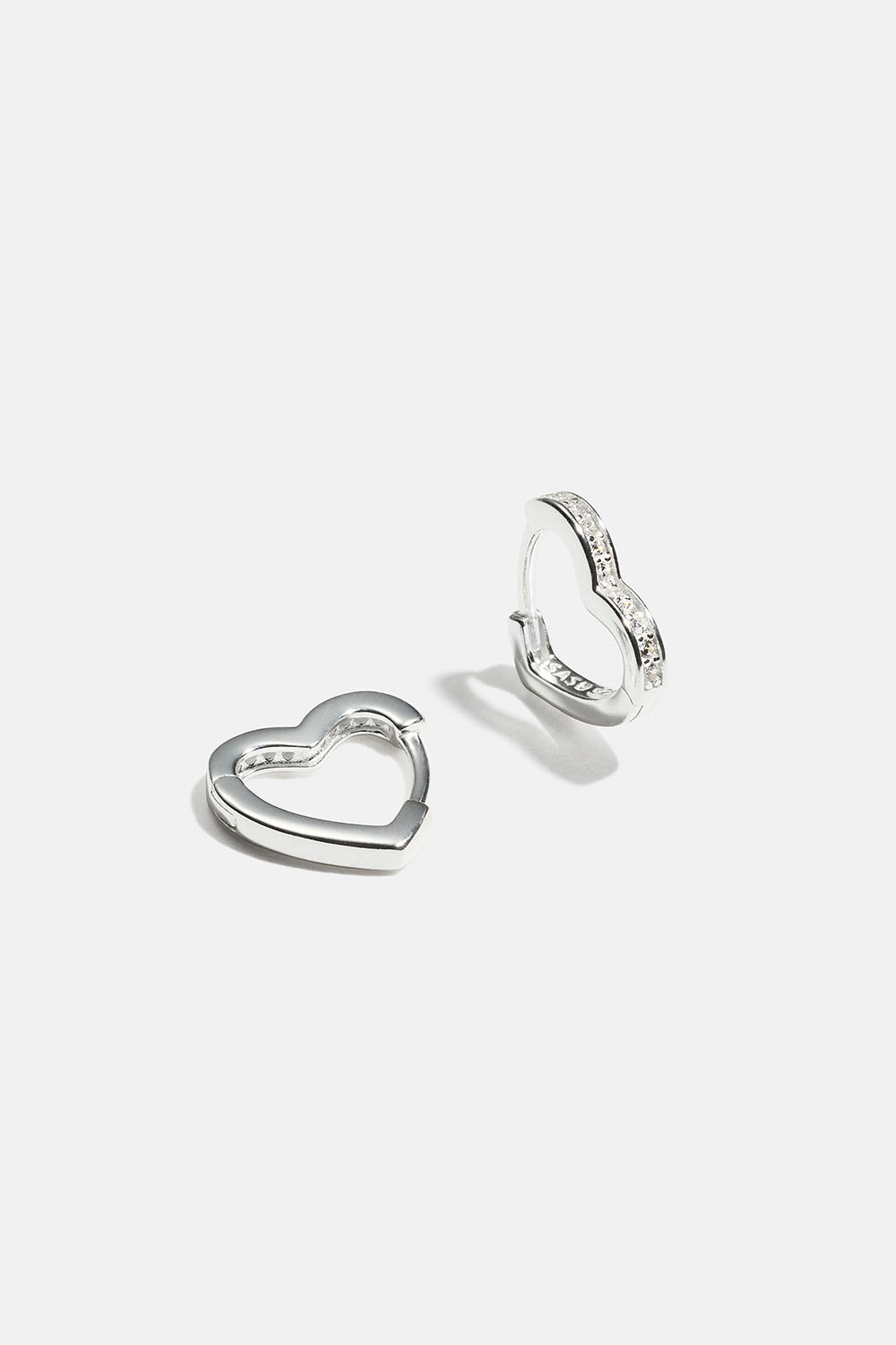 Hjärtformade hoops i äkta silver med Cubic Zirconia