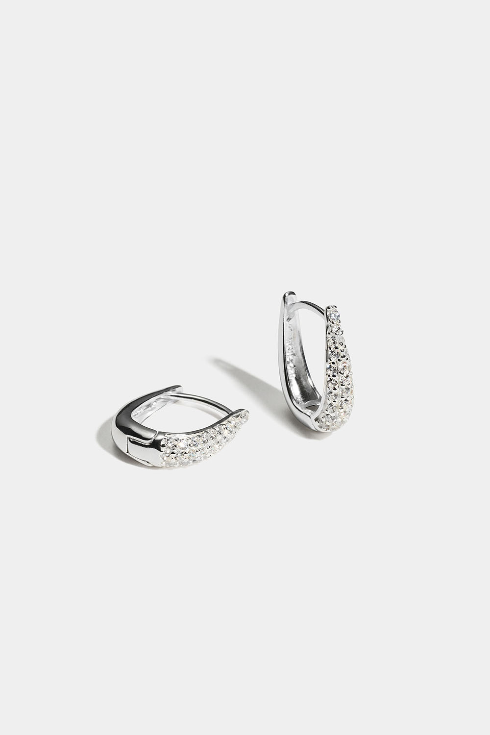 Hoops i äkta silver med oval form och Cubic Zirconia